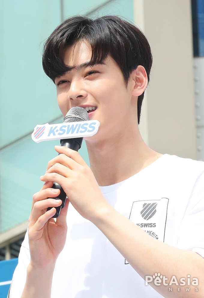 '케이스위스 팬사인회 현장' 팬들에게 인사를 하고 있는 차은우