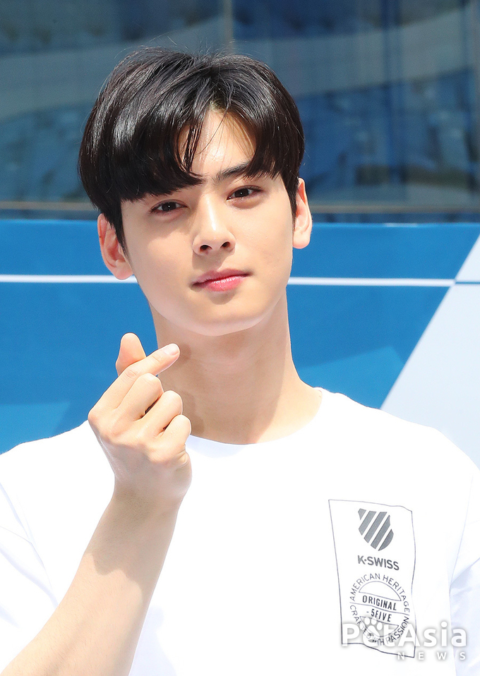 '케이스위스 팬사인회 현장' ,차은우 사랑가득한 하트포즈 