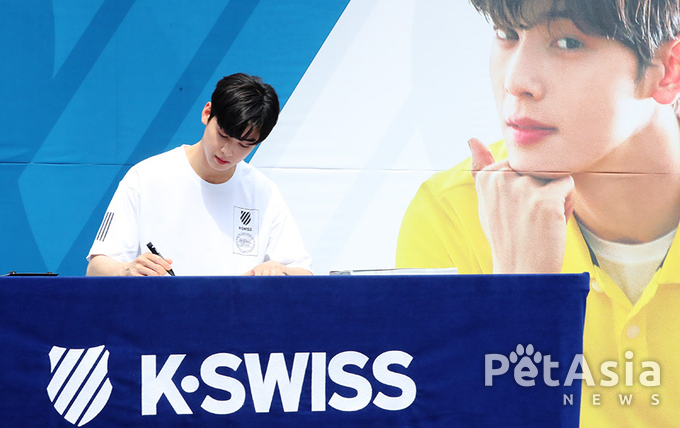 '케이스위스 팬사인회 현장' 사인하는 모습도 너무 멋진 차은우!